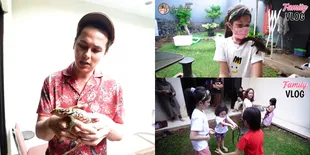 10 Potret Koleksi Reptil di Rumah Adik Andhika Pratama, Ekspresi Elea dan Sheva Saat Pegang Ular Kocak Banget
