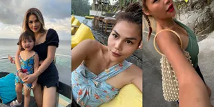 10 Potret Liburan DJ Katty Butterfly di Bali, Abaikan Cibiran Netizen Tentang Baju Terbuka - Pamer Kulit Makin Tan Saat Mandi Bareng Anak