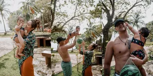 10 Potret Liburan Keluarga Siti Badriah ke Pantai, Gemasnya Xarena Pakai Bikini Curi Perhatian - Krisjiana Dipuji Hot Daddy Banget