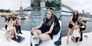 10 Potret Momo Geisha Rayakan Tahun Baru di Australia, Mewah Naik Yacht - Santai Duduk Bersila Meski Pakai High Heels