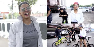 10 Potret Nikita Mirzani Riding Naik Sepeda, Kostumnya Jadi Sorotan