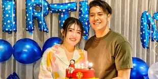 10 Potret Perayaan Ulang Tahun Via Vallen, Tiup Lilin Kue Tart Gambar Manchester United - Bahagia Bareng Kekasih