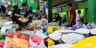 10 Potret Suasana Sibuk Hiruk Pikuk Pasar Bunga Sambut Hari Valentine