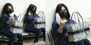 10 Potret Syahrini Datangi PN Jaksel, Kepanasan Kipasan Kertas dengan Wajah Memelas