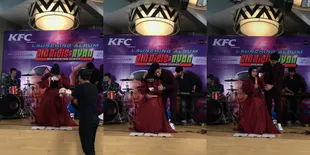 10 Potret Tangis Ria Ricis Pecah di Atas Panggung Saat Nyanyikan Lagu 'Sudah Saatnya Aku Bahagia' - Teringat Mendiang Ayah