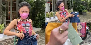 10 Potret Yuni Shara Permak Baju di Tukang jahit Keliling, Celana dan Jas Branded-nya Jadi Sorotan