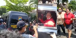 11 Foto Detik-Detik Jenazah Didi Kempot Dibawa dari Solo ke Ngawi, Diiringi Tangisan Istri dan Tetangga