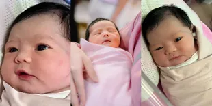 11 Foto Si Cantik Baby Ameena Hanna Pamer Pipi Chubby Menggemaskan, Kata Mama Aurel Kayak Mochi Strawberry