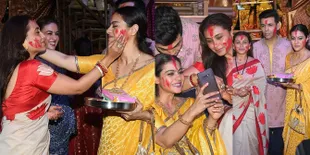 11 FOTO Tawa Bahagia Kajol dan Rani Mukherjee Rayakan Dussehra Bersama, Cantik Ceria