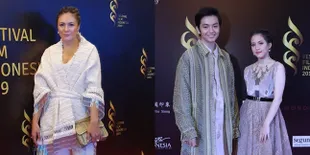 13 Gaya Selebritis Melenggang di Red Carpet FFI 2019, Wulan Guritno - Adhisty Zara 