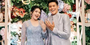 11 Potret Acara Lamaran Via Vallen, Diwarnai Tangis Haru Sang Pedangdut - Dekorasi Meriah Penuh Bunga