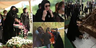11 Potret Angelina Sondakh Ikut Gotong Peti Jenazah Ayahnya dan Cangkul Tanah ke Liang Lahat
