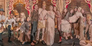11 Potret Cantiknya Ria Ricis di Acara Ngunduh Mantu, Elegan Pakai Gaun Bernuansa Emas dan Mahkota Tapi Kocak Saat Foto Bersama
