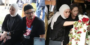 11 Potret Deswita Maharani dan Risma Nilawati Akur di Pemakaman Ibunda Ferry Maryadi, Momen Barengan Taburkan Bunga Disorot
