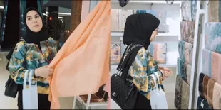 11 Potret Irish Bella Belanja Hijab, Dituntut Tetap Fashionable Sama Suami