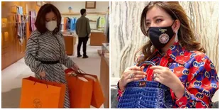 11 Potret Nurbaety Asisten Hotman Paris Dengan Gaya Super Mahal & Eksklusif, Pakai Tas Ratusan Juta - Tak Kalah Kece Dari Sang Bos