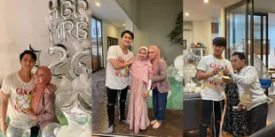 11 Potret Perayaan Ulang Tahun Rizky Billar ke-26, Dapat Papan Ucapan Kocak dari Fans - Lesti Ikut Terseret Saat Diceburin ke Kolam Renang