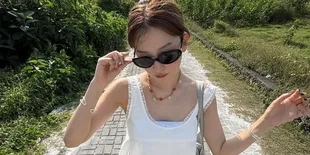 11 Potret Seulgi Red Velvet Asyik Liburan di Bali, Siap Nge-Vlog - Ikut Bakar Jagung di Tepi Pantai
