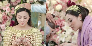 11 Potret Siraman Margin Wieheerm, Tampil Cantik dengan Kemben Jawa