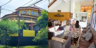 13 Potret Rumah Orangtua Ussy Sulistiawaty yang Nggak Kalah Mewah, Pintu Utama Dibuat Mirip Hotel - Punya Cafe Sendiri