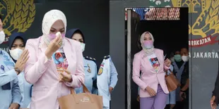 14 Potret Detik-Detik Angelina Sondakh Bebas Pasca 10 Tahun Dipenjara, Berlinang Air Mata Ingat Anaknya Tumbuh Tanpa Orangtua