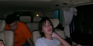 15 FOTO Tangis Pilu Nia Ramadhani Usai Jadi Host Tik Tok Awards, Ungkap Alasan Mengejutkan - Anggap Permalukan Diri Sendiri