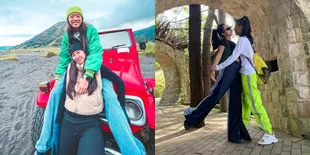 15 Potret Pasangan Sesama Jenis Chika Kinsky dan Yumi Kwandy yang Selalu Mesra dan Romantis, Pamer Ciuman di Air Terjun - Mandi Kembang Bareng di Bathub