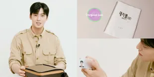 16 Potret Isi Tas Cha Eun Woo, Bawa Buku Storyboard Film Debut 'DECIBEL' Hingga Pamer Foto SIM Ganteng