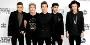  1D Ternyata Doyan Pakai Akik dan Naik Odong-Odong, Ini Buktinya!