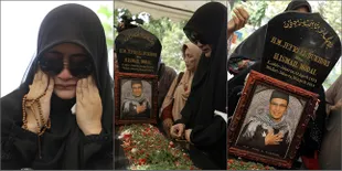 2 Tahun Kepergian, Pipik Lantunkan Doa Penuh Haru di Makam Uje
