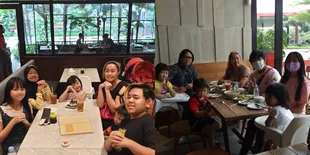 3 Kali Menikah, 8 Potret Pinkan Mambo dan Anak-anaknya yang Tak Tersorot - Urus 6 Buah Hati Tanpa Baby Sitter