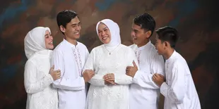 6 Foto Lebaran Keluarga Lesti, Rizky Billar Hadir Bersilaturahmi - Hangatnya Kebersamaan Dalam Nuansa Putih 