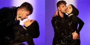 6 Foto Pemotretan Terbaru Irish Bella dan Ammar Zoni, Kompak 'Rock and Roll' Pakai Baju Serba Hitam - Mesra Berbagi Pose Saling Goda