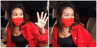 6 Potret Ayu Ting Ting Dengan Balutan Jaket Jeans Merah Menyala, Bak ABG!