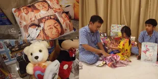 6 Potret Betrand Peto dan Thalia Buka Kado dari Fans, Rebutan Bantal - Senang Dapat Alat Make Up Anak-Anak