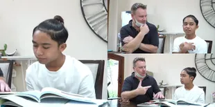 6 Potret Momen Saat Betrand Peto Ngobrol sama Bule, Bikin Ruben Onsu Bangga - Mau Berkembang dan Belajar Bahasa Inggris