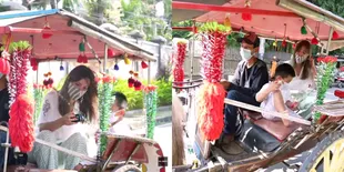 6 Potret Nia Ramadhani Naik Delman Bareng Magika, Nyanyi Sepanjang Jalan