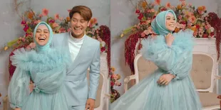 6 Potret Prewedding Terbaru Lesti dan Rizky Billar yang Bernuansa Biru Pastel, Berbagi Tawa Bahagia - Rangkul Pinggang dengan Mesra