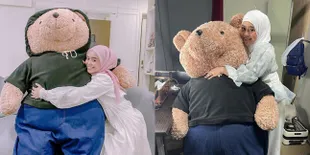 6 Potret Rizky Billar Beri Surprise Teddy Bear Besar, Hibur Lesti Kejora yang Sedang Sakit