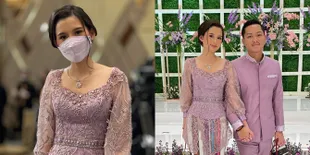 6 Potret Sarah Menzel Kekasih Azriel Hermansyah di Lamaran Aurel, Cantik  Berkebaya Unik - Gandengan Tangan Terus