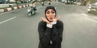 7  Potret Angelina Sondakh Ngabuburit di Bengkulu, Beli Gorengan