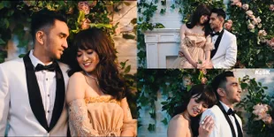 7 Foto Prewedding Chika Jessica dan Amec Haris, Pakai Outfit Mewah ala Drama Korea - Bak Sejoli Mesra di Taman