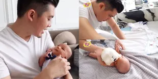 7 Momen Irwansyah Pertama Kali Mandikan Baby Ukkasya, Telaten Banget - Ikutan Panik Saat Si Kecil Menangis