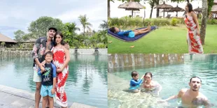 7 Momen Seru Liburan Keluarga Jessica Iskandar dan Vincent Verhaag, Berjemur - Berenang dengan Kehamilan yang Makin Besar