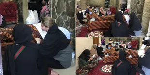 7 Potret Air Mata Hilda Vitria di Rumah Duka, Duduk di Samping Jenazah Sang Ayah Sebelum Dimakamkan