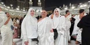 7 Potret Angbeen Rishi Jalani Umrah di Bulan Ramadan, Cantik Kenakan Hijab
