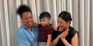 7 Potret Arie Kriting Bantuin Indah Permatasari Cuci Piring Sebelum Sahur, Tuai Pujian