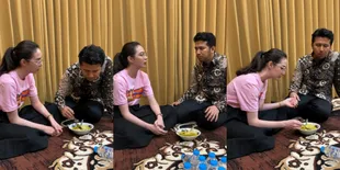 7 Potret Arumi Bachsin & Emil Dardak Makan Semangkuk Berdua, Tatapan Emil Kepada Arumi Bikin Meleleh