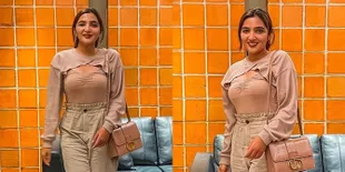 7 Potret Ashanty Hadiri Meeting Pakai Baju Ketat dan Menonjolkan Belahan Dada, Dikritik Netizen - Dibilang Baju Kurang Bahan