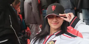 7 Potret Azizah Salsha Nonton MU Langsung di Old Trafford, Dukung Penuh Casemiro